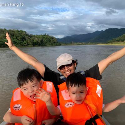 Happy faces on a river ride along the Perak River and Tasik Chenderoh.